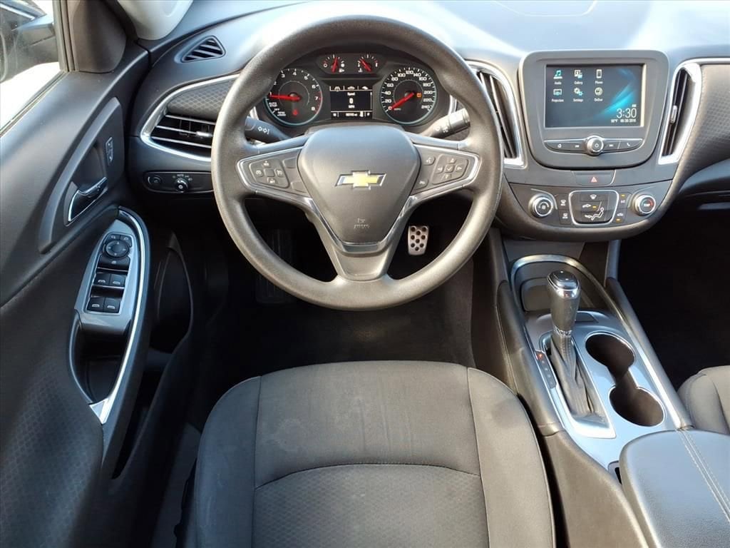 Thumbnail: 2017 Chevrolet Malibu - 11