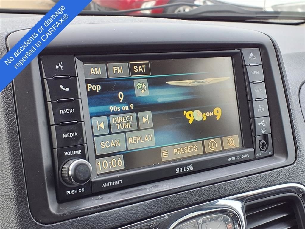 Thumbnail: 2016 Chrysler Town & Country - 22