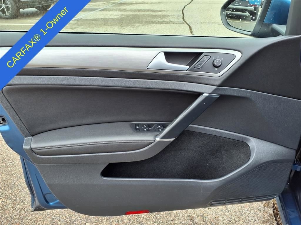 Thumbnail: 2015 Volkswagen e-Golf - 16