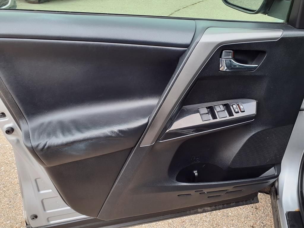 Thumbnail: 2016 Toyota RAV4 - 14