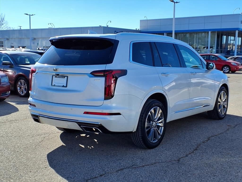 Thumbnail: 2022 Cadillac XT6 - 4