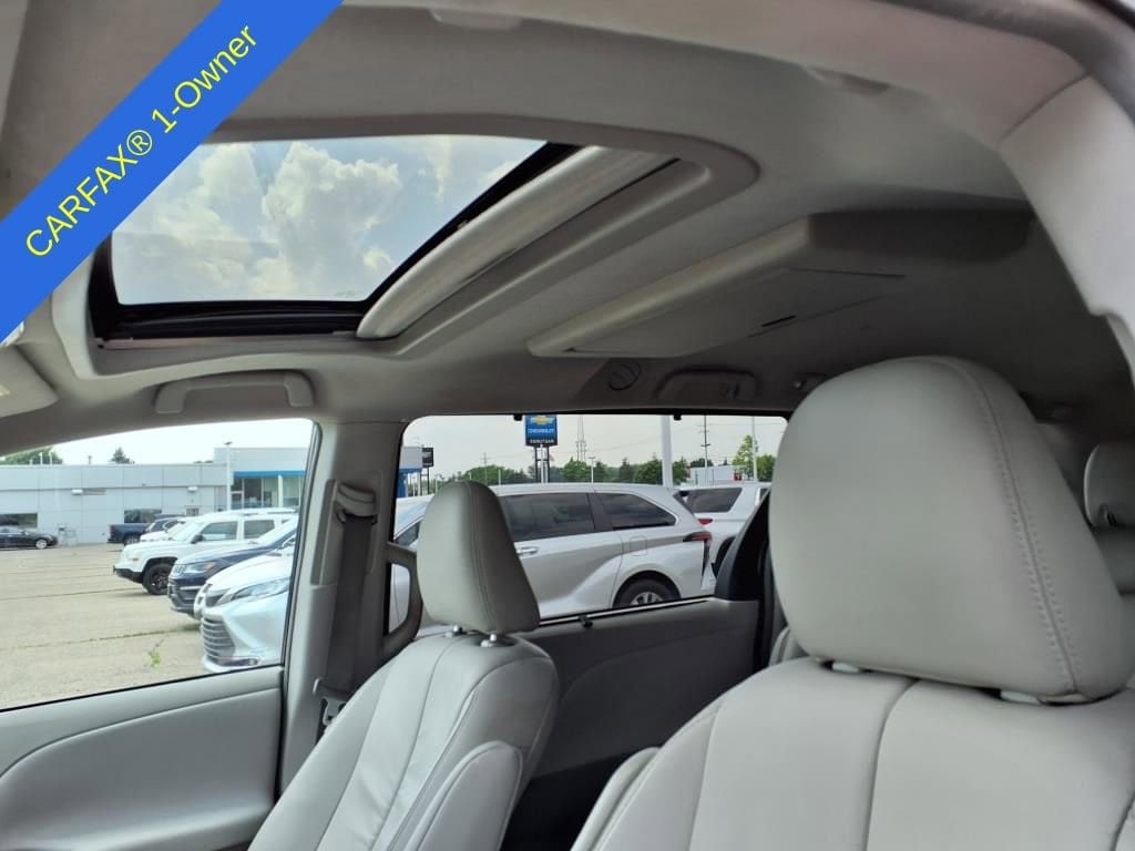 2011 Toyota Sienna XLE 19