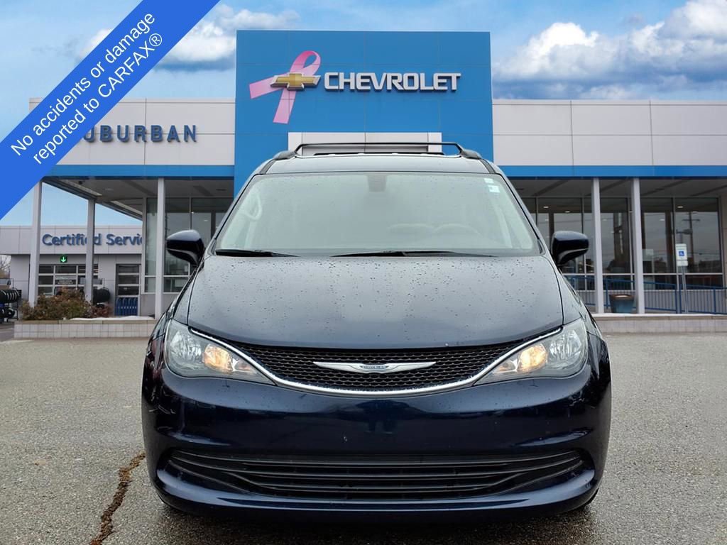 2017 Chrysler Pacifica Touring photo 2