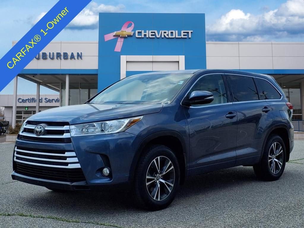 2017 Toyota Highlander LE Hero Image