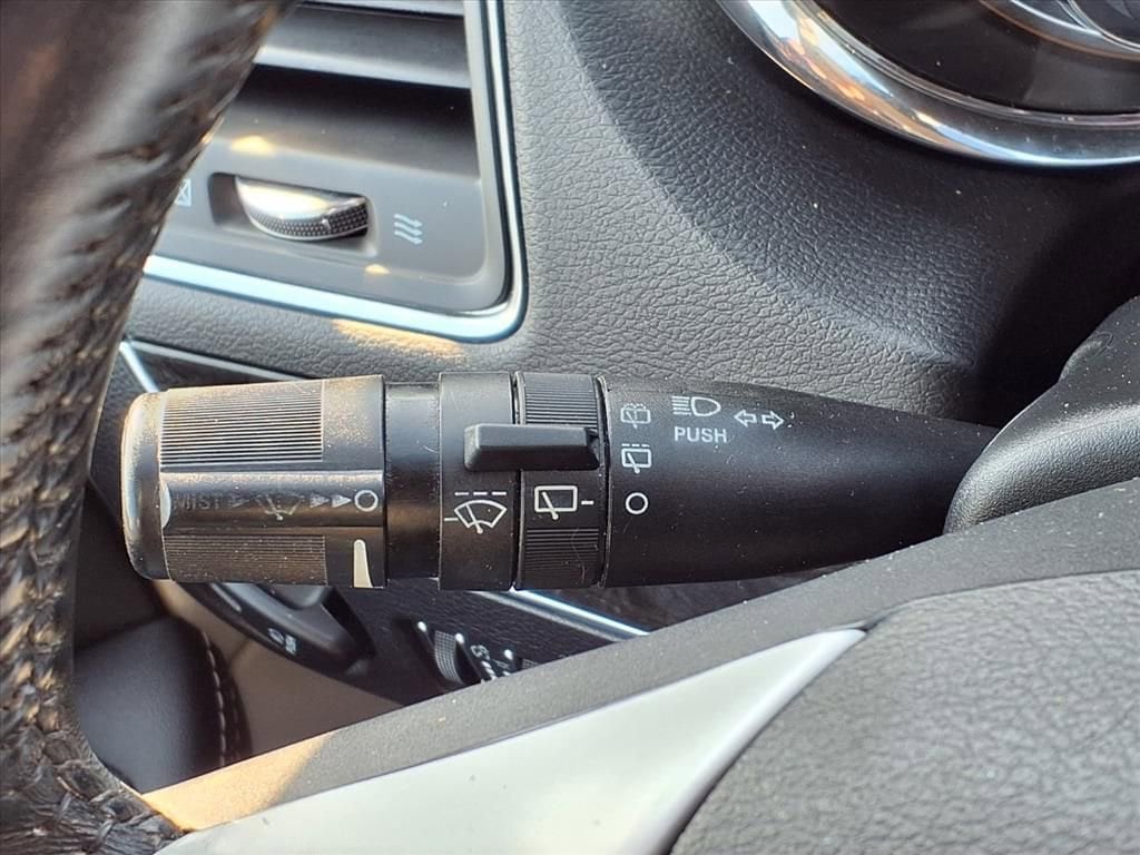 Thumbnail: 2016 Chrysler Town & Country - 18