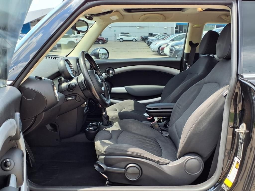 Thumbnail: 2011 MINI Cooper Hardtop - 13