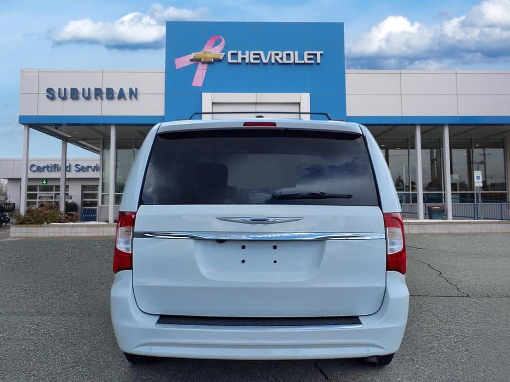 Thumbnail: 2016 Chrysler Town & Country - 6