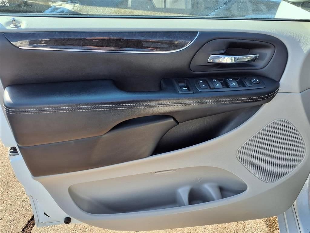 Thumbnail: 2016 Chrysler Town & Country - 13