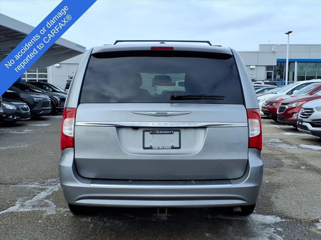 Thumbnail: 2016 Chrysler Town & Country - 5