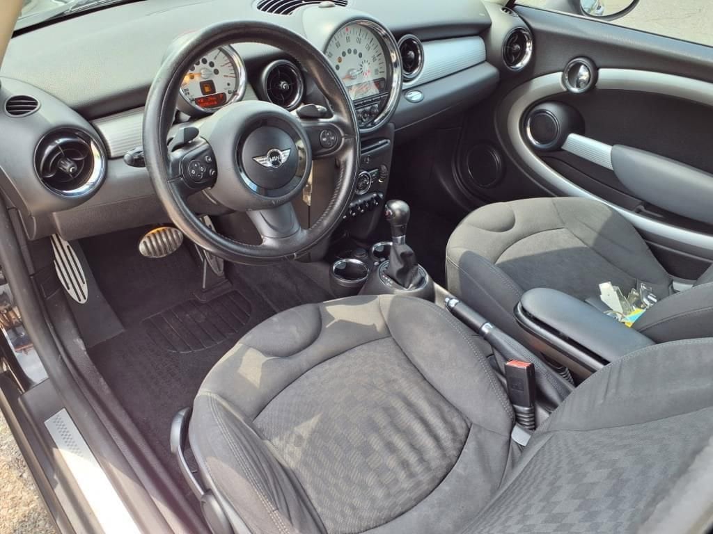 Thumbnail: 2011 MINI Cooper Hardtop - 14