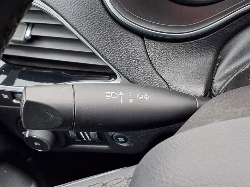 Thumbnail: 2019 Jeep Cherokee - 23