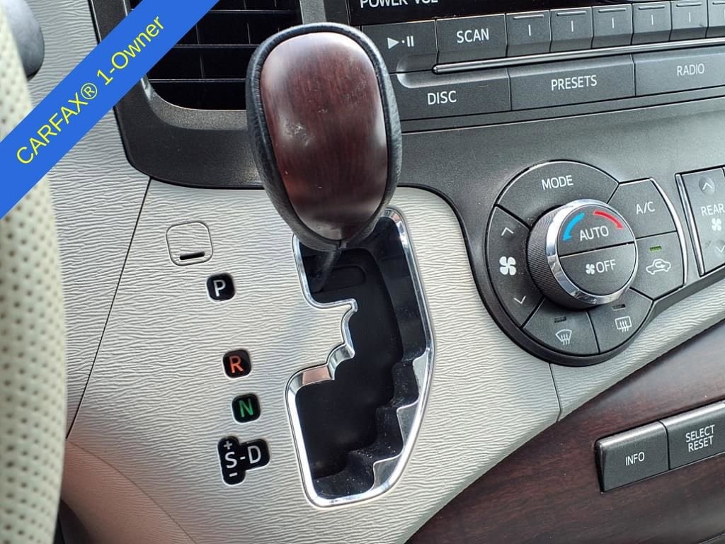 2011 Toyota Sienna XLE 23