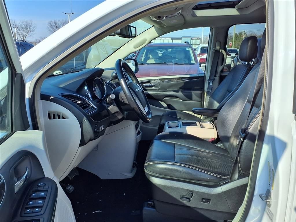 Thumbnail: 2016 Chrysler Town & Country - 15