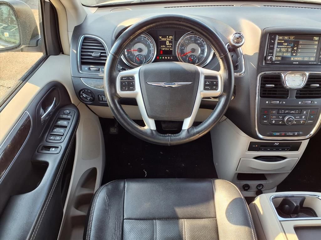 Thumbnail: 2016 Chrysler Town & Country - 11