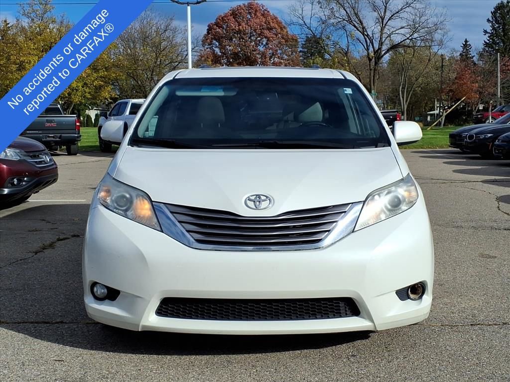 2016 Toyota Sienna XLE photo 2