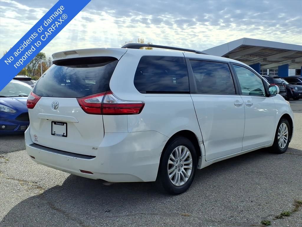 2016 Toyota Sienna XLE photo 4