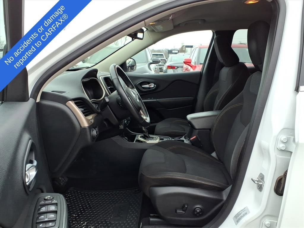 Thumbnail: 2016 Jeep Cherokee - 17