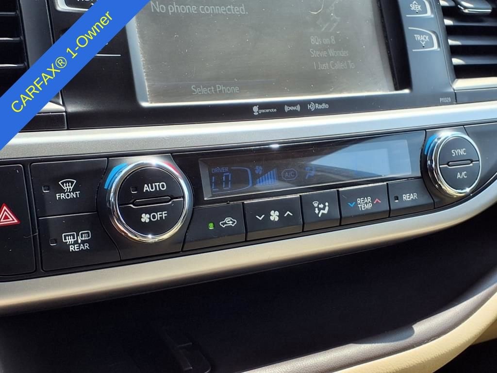 2017 Toyota Highlander LE 26