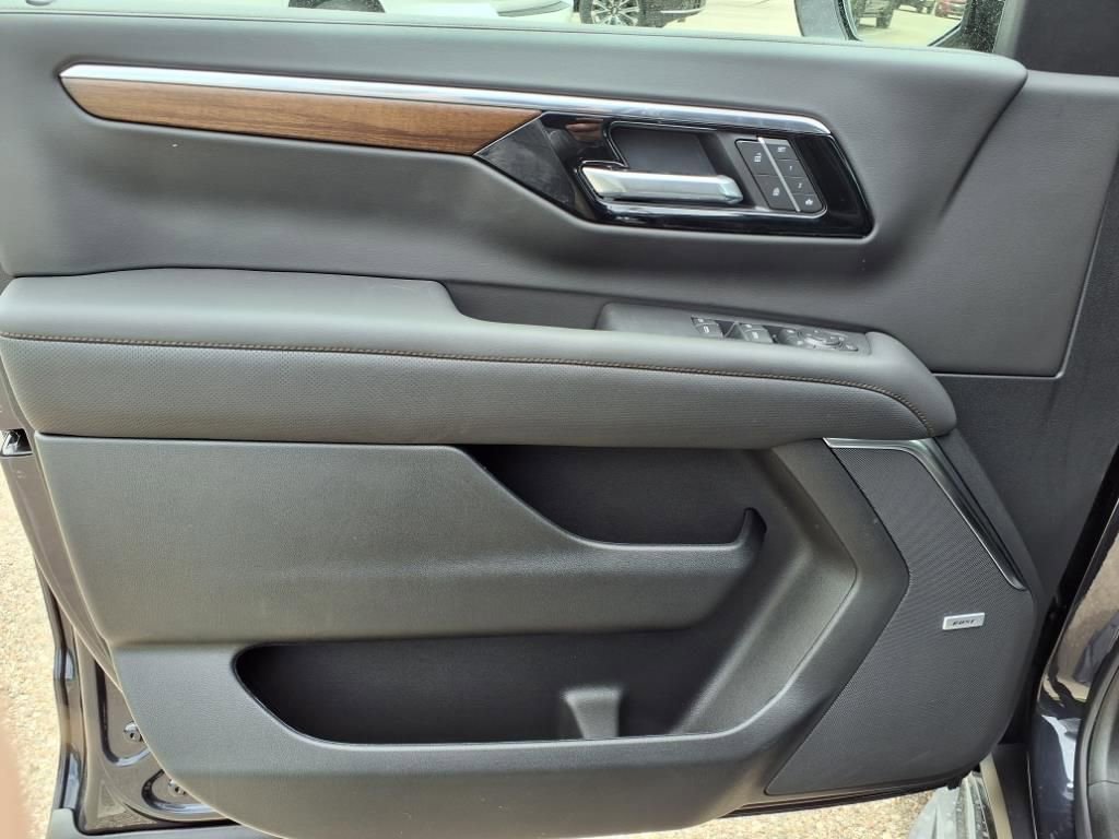Thumbnail: 2025 Chevrolet Suburban - 10
