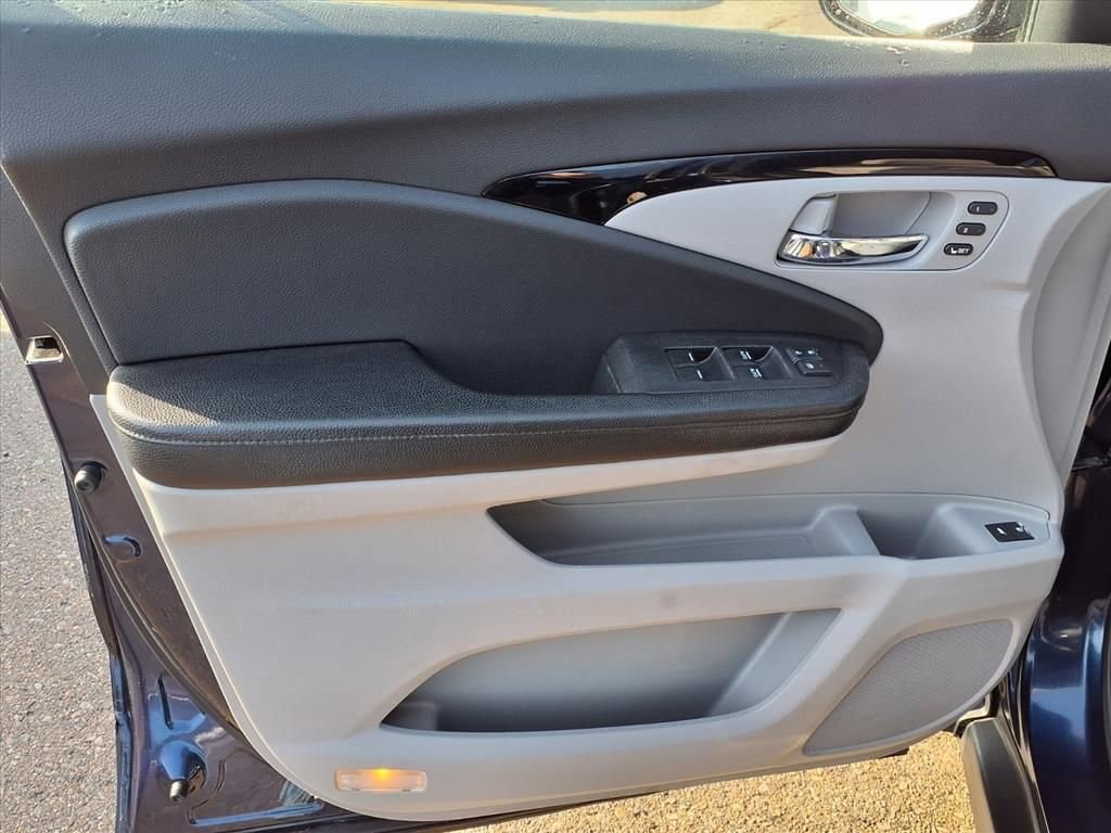 Thumbnail: 2017 Honda Pilot - 14