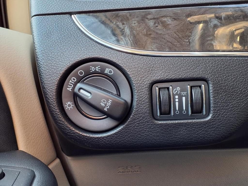 Thumbnail: 2016 Chrysler Town & Country - 29