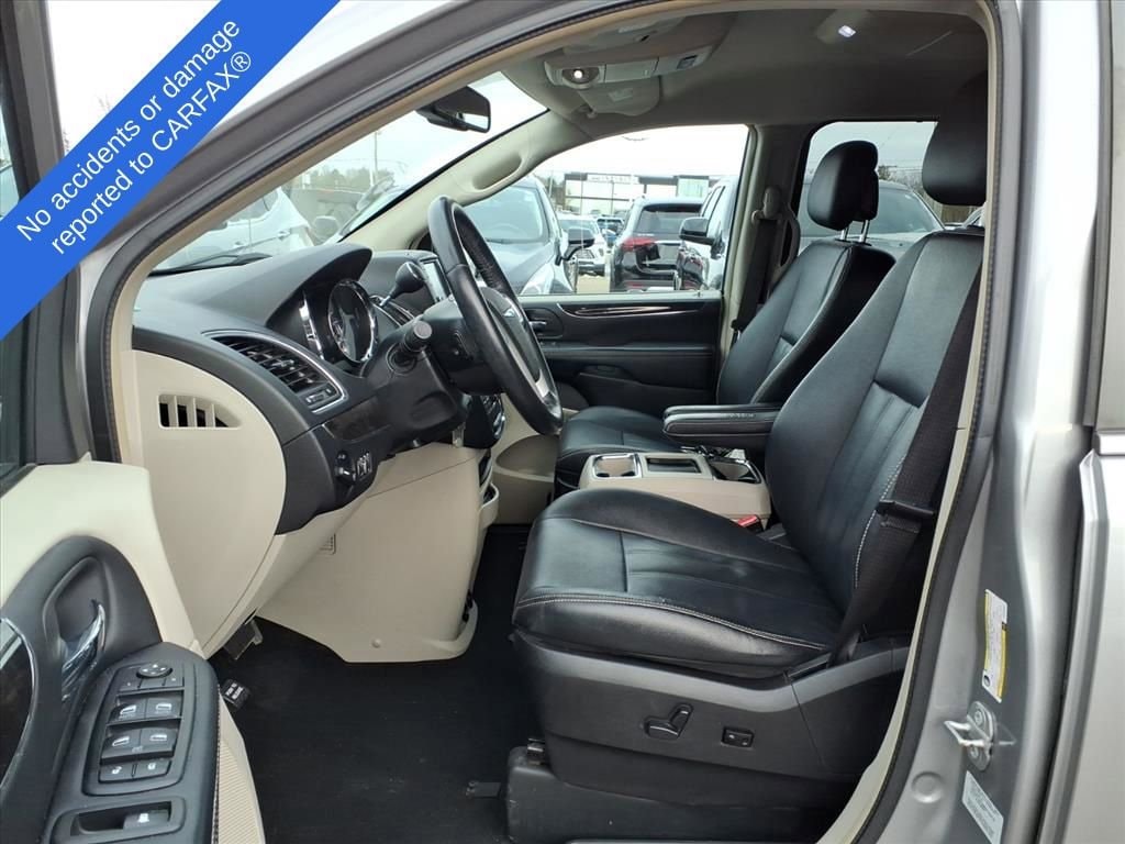 Thumbnail: 2016 Chrysler Town & Country - 17