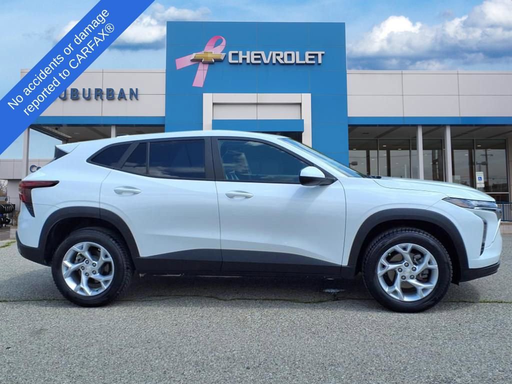 2024 Chevrolet Trax LS photo 2
