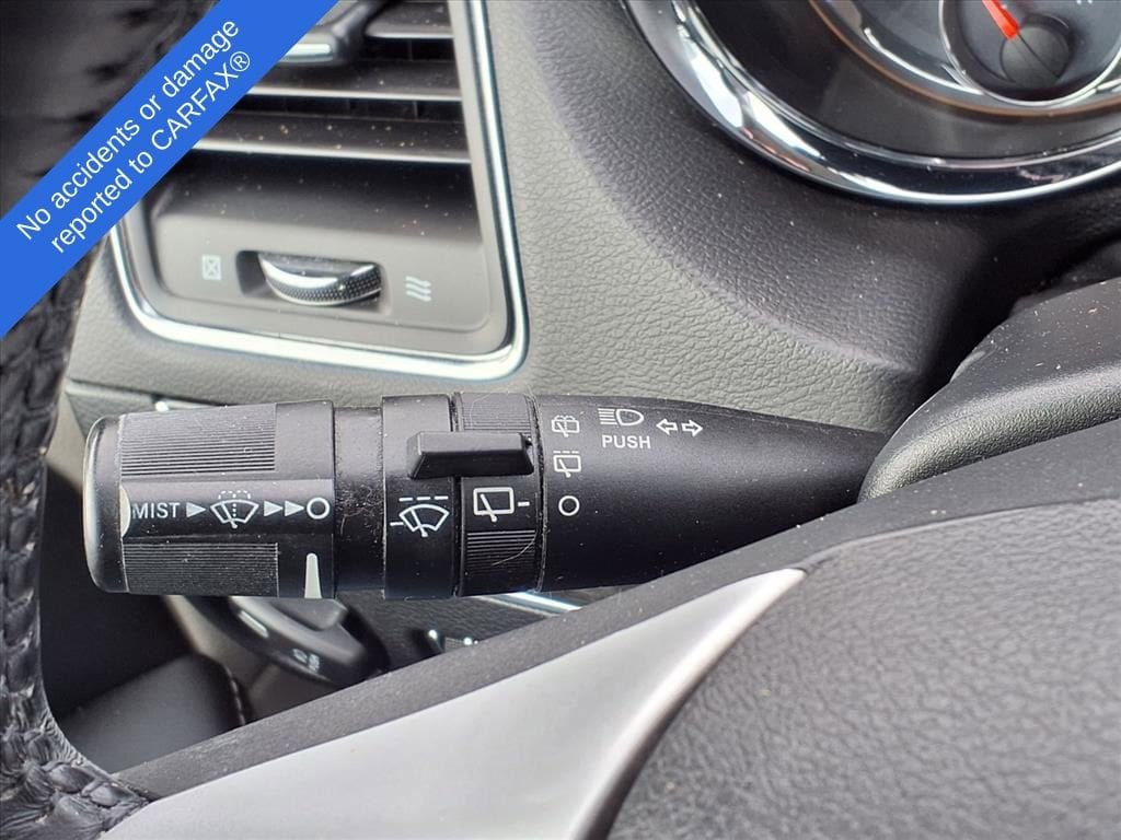 Thumbnail: 2016 Chrysler Town & Country - 20