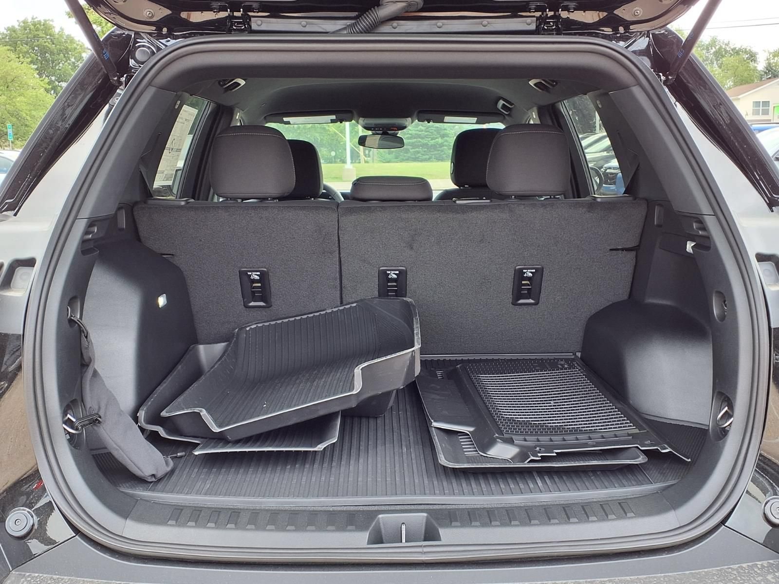 2027 Chevrolet Equinox LT - Photo 8