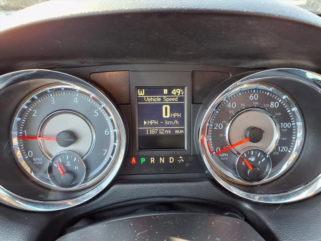 Thumbnail: 2016 Chrysler Town & Country - 18