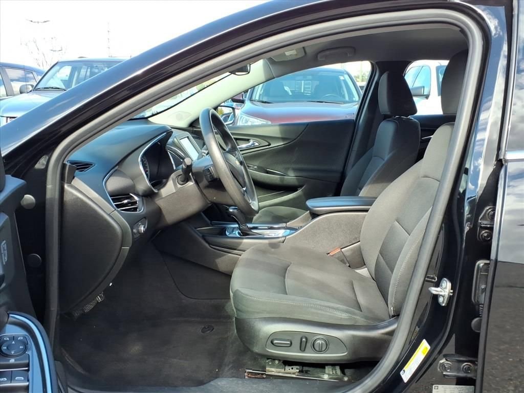 Thumbnail: 2017 Chevrolet Malibu - 15