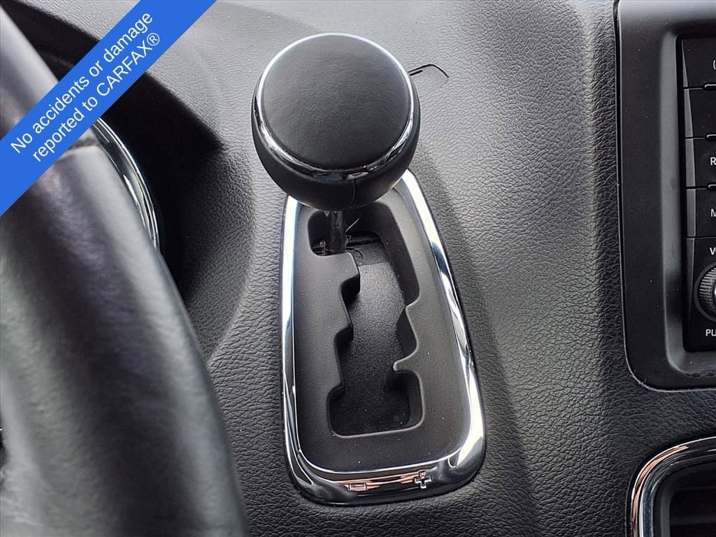 Thumbnail: 2016 Chrysler Town & Country - 21