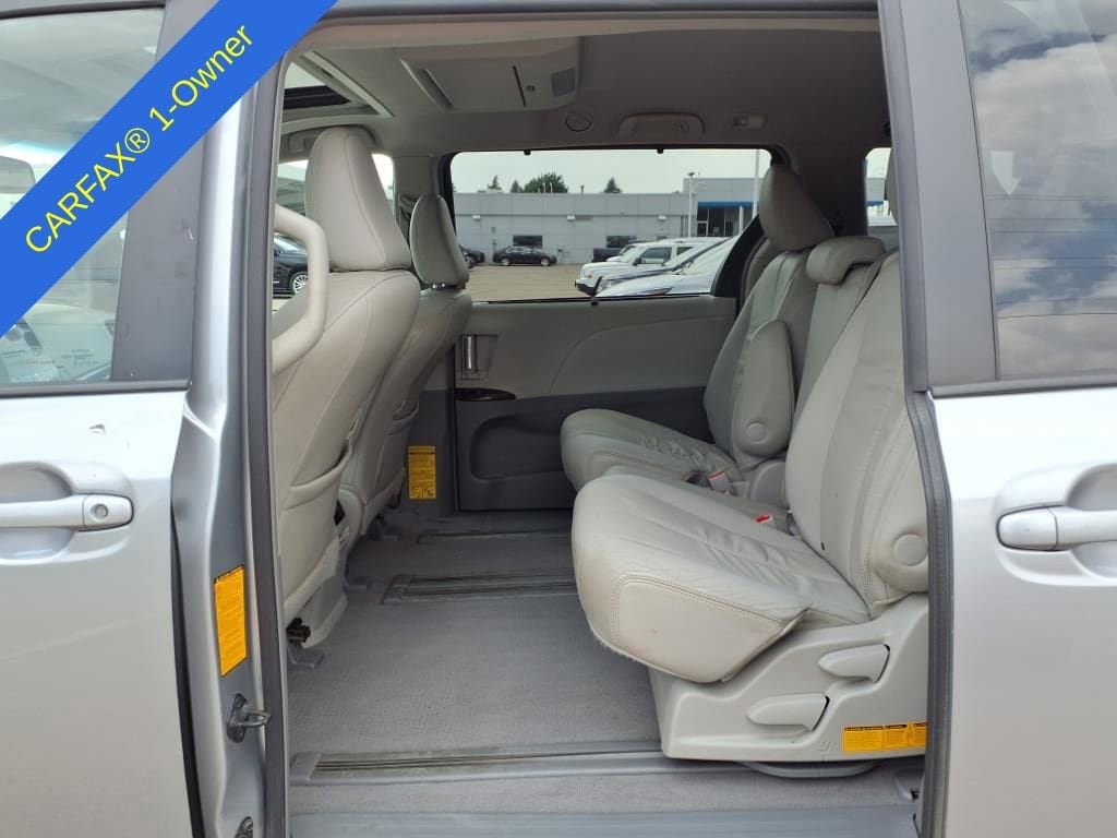 2011 Toyota Sienna XLE 12