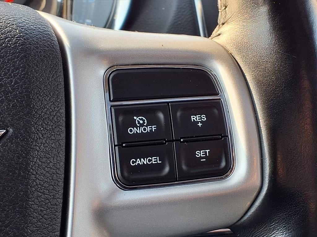 Thumbnail: 2016 Chrysler Town & Country - 25