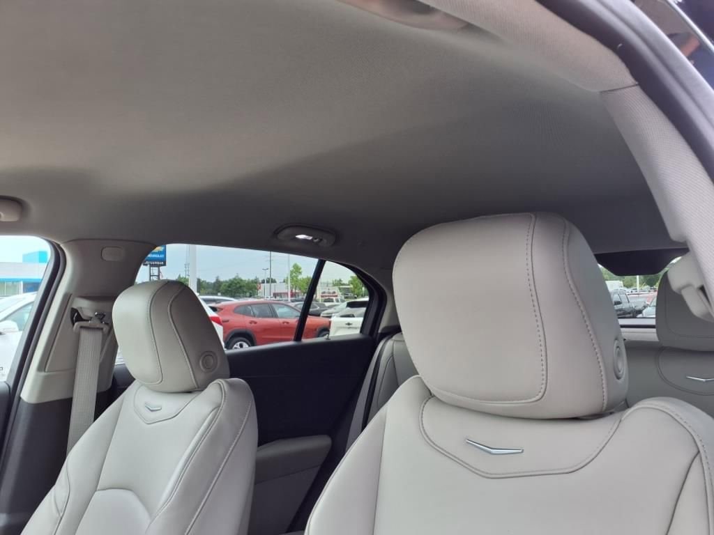 Thumbnail: 2023 Cadillac XT4 - 17