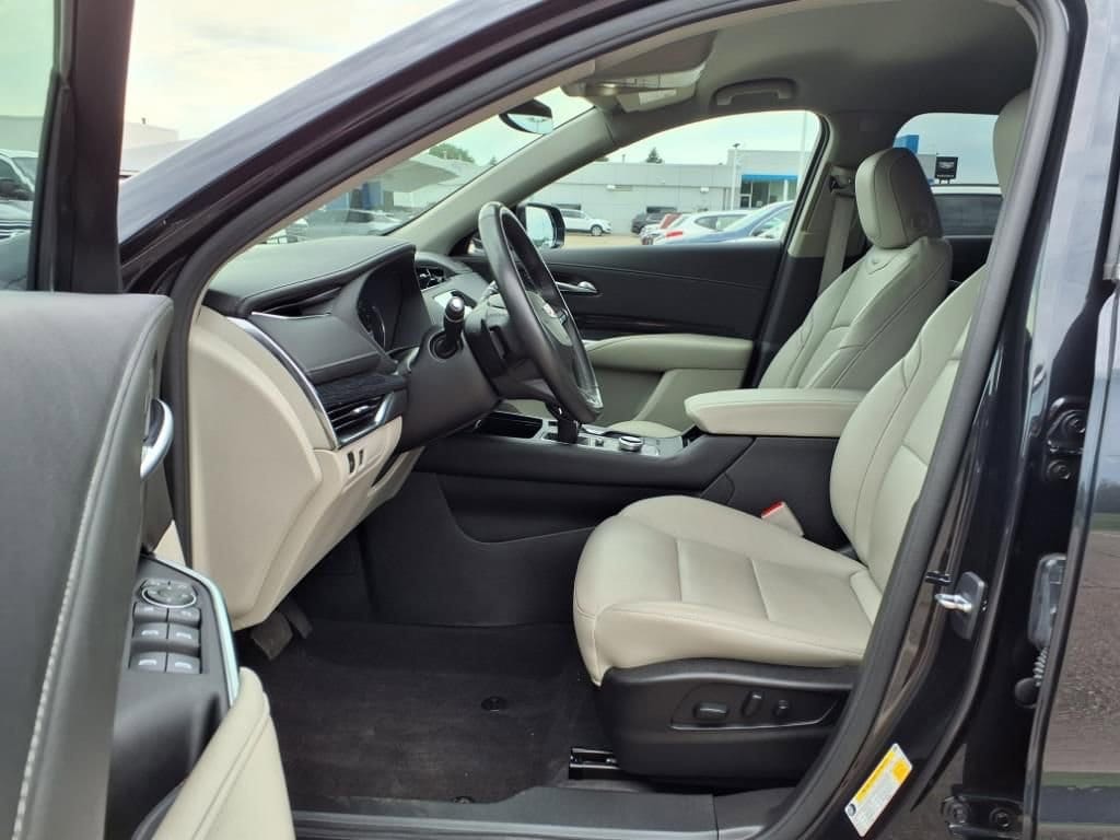 Thumbnail: 2023 Cadillac XT4 - 16