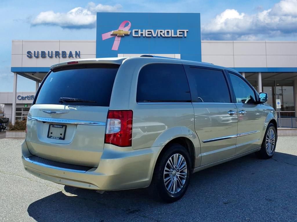 2011 Chrysler Town & Country Limited photo 4