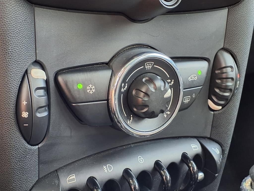 Thumbnail: 2011 MINI Cooper Hardtop - 24