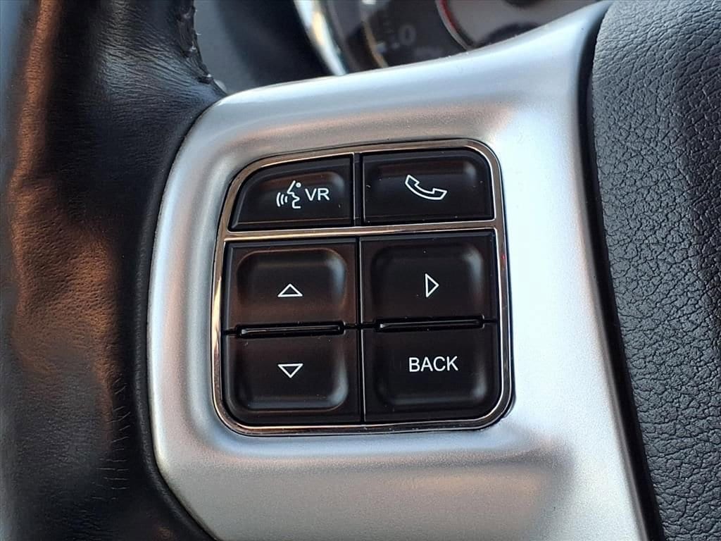 Thumbnail: 2016 Chrysler Town & Country - 27