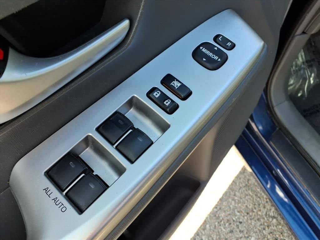 Thumbnail: 2012 Toyota Prius v - 14