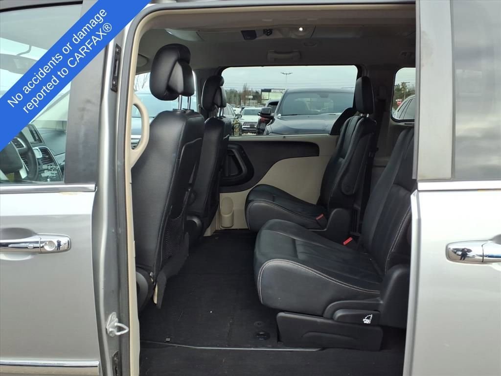 Thumbnail: 2016 Chrysler Town & Country - 11