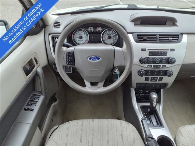 2010 Ford Focus SE 12