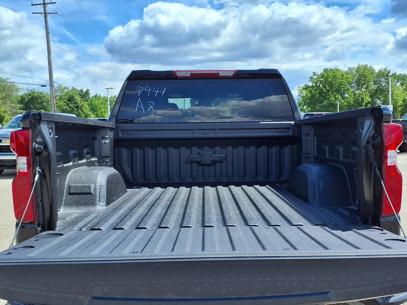 Thumbnail: 2026 Chevrolet Silverado 1500 - 9