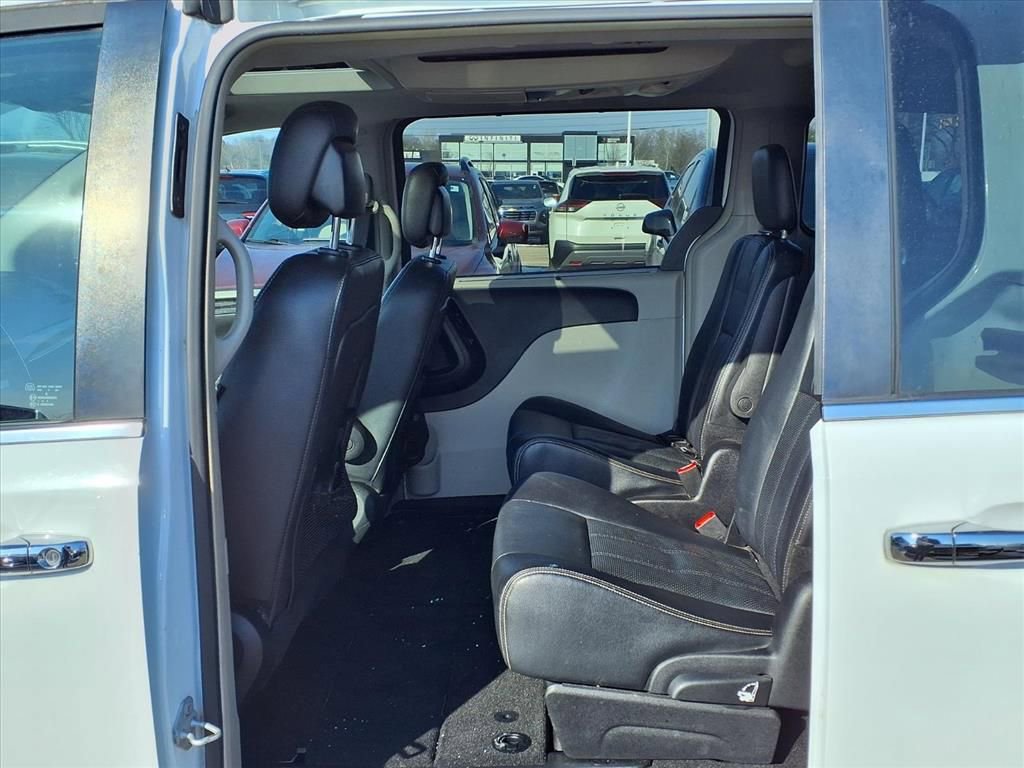 Thumbnail: 2016 Chrysler Town & Country - 10