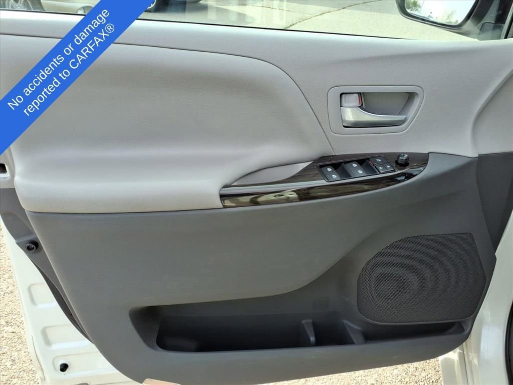 Thumbnail: 2016 Toyota Sienna - 13