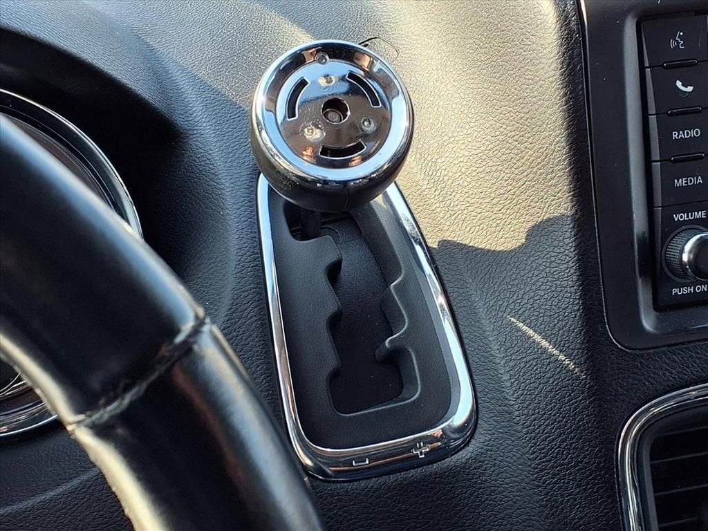 Thumbnail: 2016 Chrysler Town & Country - 20