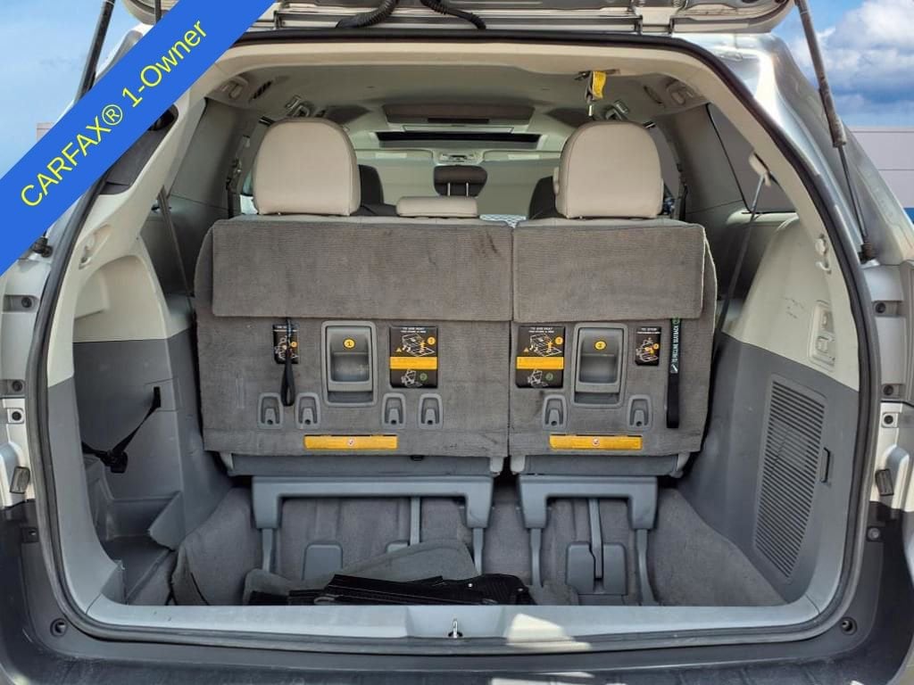 Thumbnail: 2011 Toyota Sienna - 11
