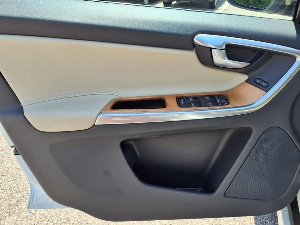 Thumbnail: 2017 Volvo XC60 - 14