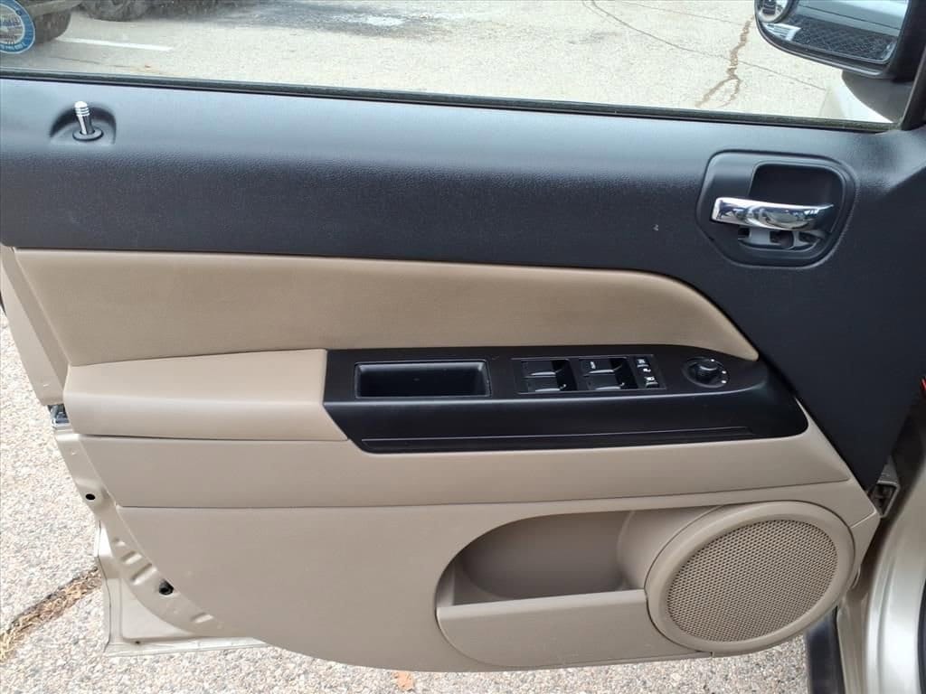 Thumbnail: 2010 Jeep Compass - 15