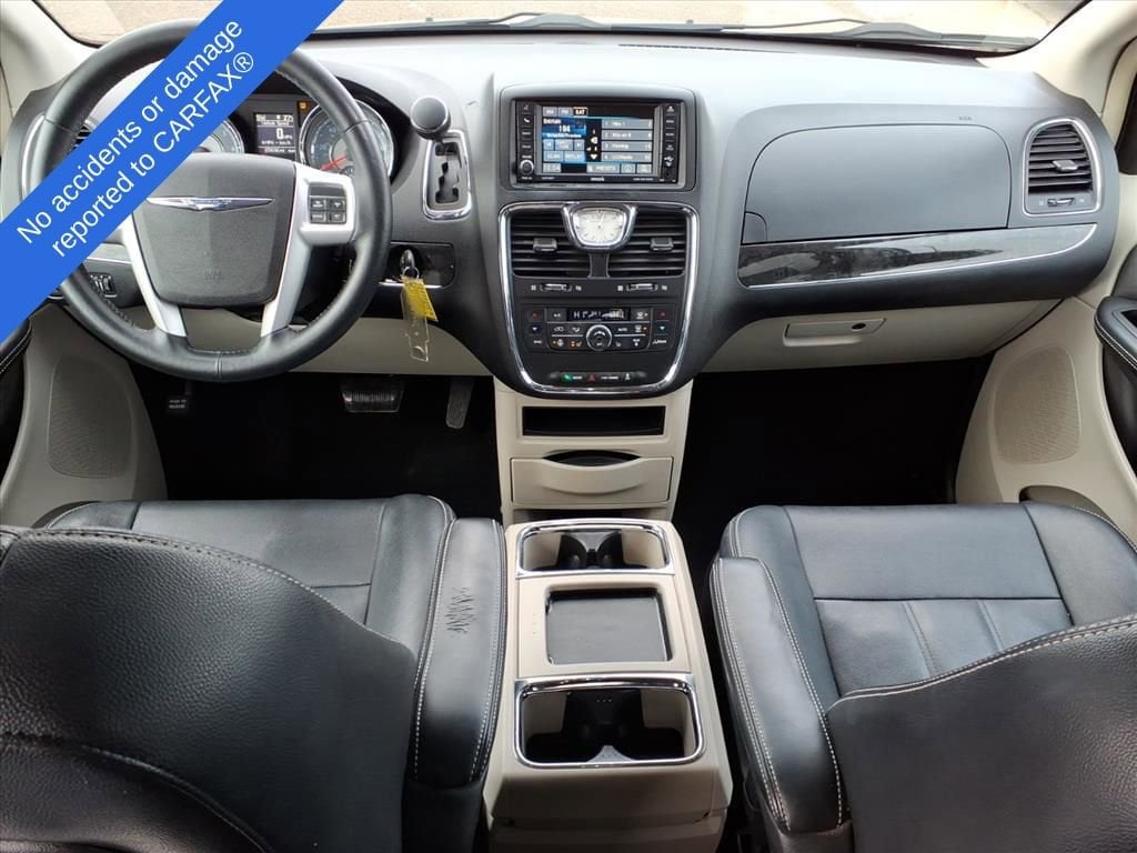 Thumbnail: 2016 Chrysler Town & Country - 12